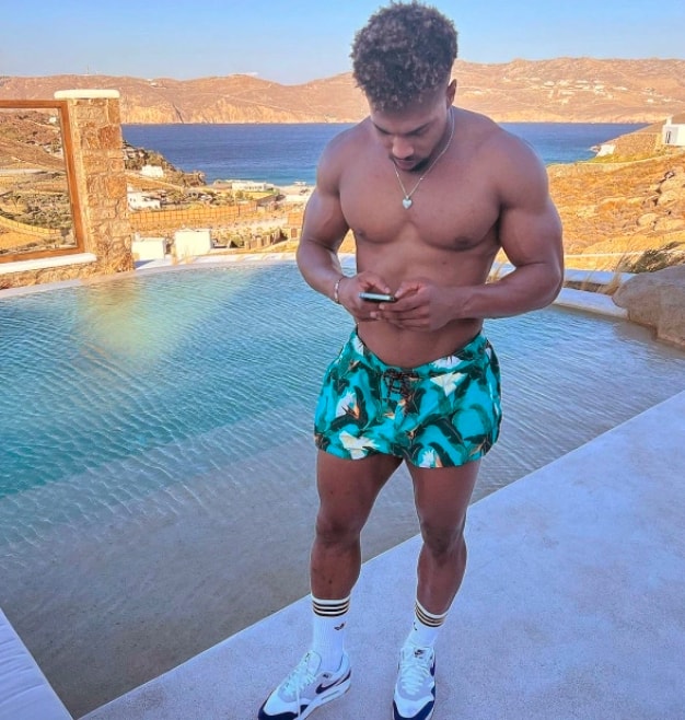Adama Traore - ngôi sao đang hưởng lương Wolves vừa đăng tải hình ảnh lên trang cá nhân khoe việc tập luyện trong lúc nghỉ hè. Không khó để thấy Traore trông vạm vỡ với cơ bắp rắn chắc. Ảnh: FBNV