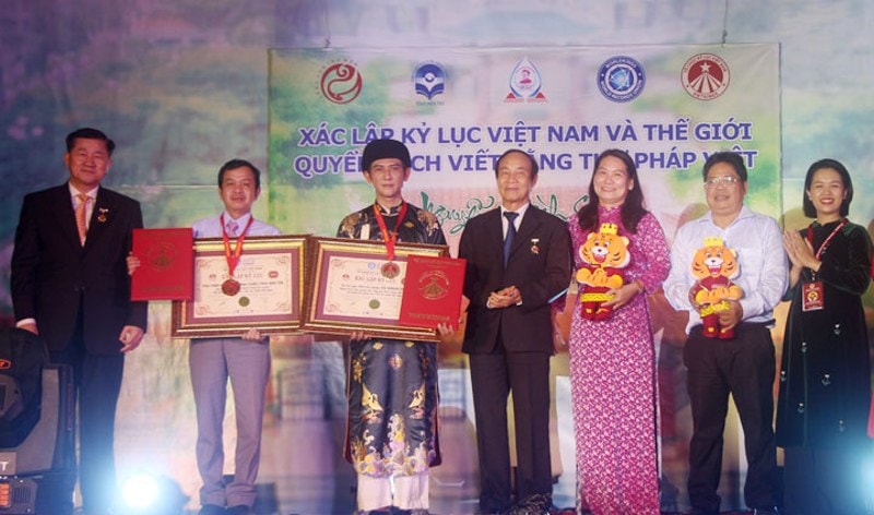 Đại diện VietKings trao Bằng xác lập Kỷ lục Việt Nam về quyển sách thư pháp 
