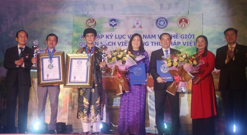 Quyển sách thư pháp “Nguyễn Đình Chiểu thi tuyển