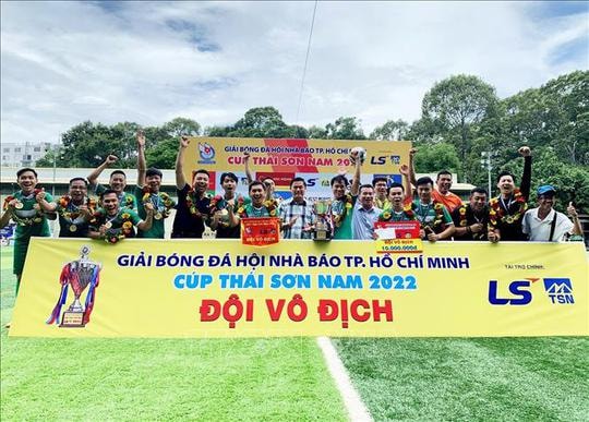 giai bong da hoi nha bao tp hcm tao khong khi doan ket trong doi ngu nhung nguoi lam bao hinh 1