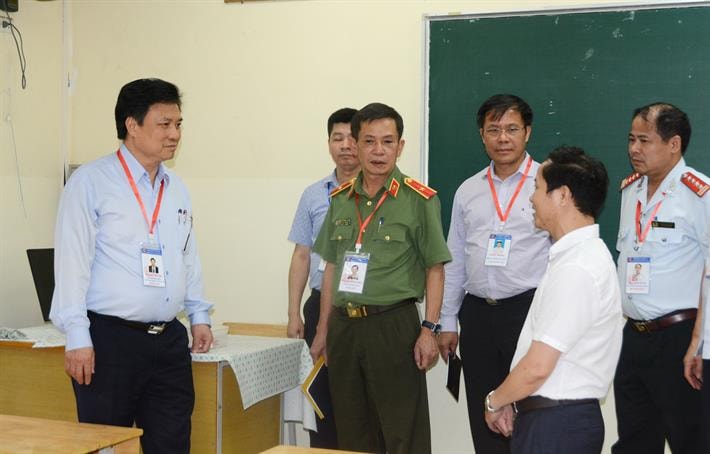 Thứ trưởng Nguyễn Hữu Độ kiểm tra công tác tổ chức thi tại Hà Nội.