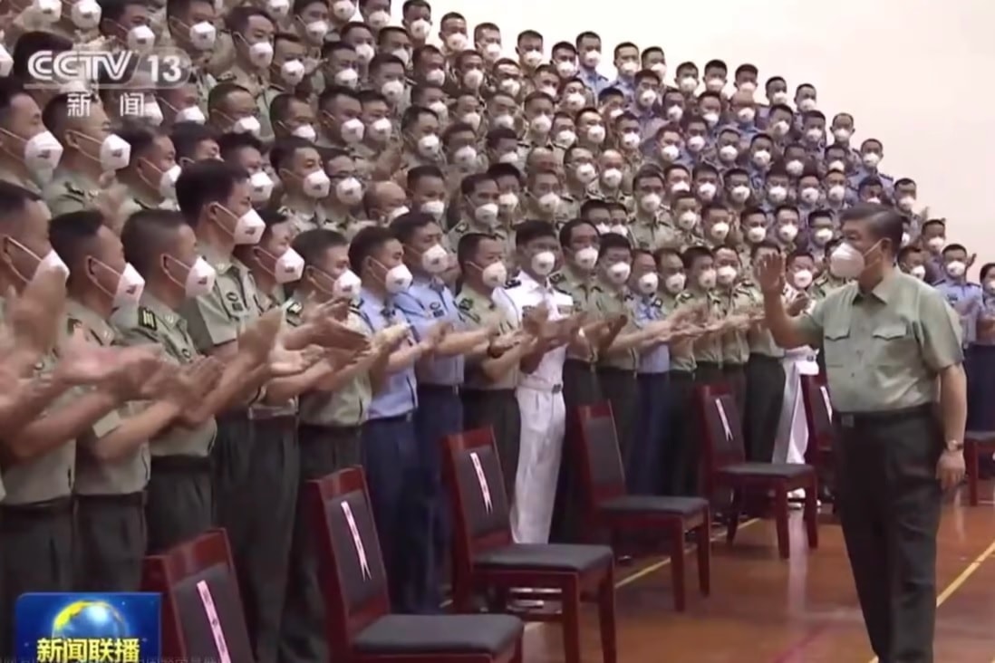 Chủ tịch Tập Cận Bình đến thăm đơn vị đồn trú của Quân đội Giải phóng Nhân dân  Trung Quốc (PLA) tại Hồng Kông vào hôm thứ Sáu. Ảnh: Ảnh: CCTV