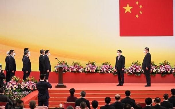 Chủ tịch Tập Cận Bình (bìa phải) và tân Trưởng đặc khu Hồng Kông John Lee trong lễ tuyên thệ. Ảnh: Reuters.