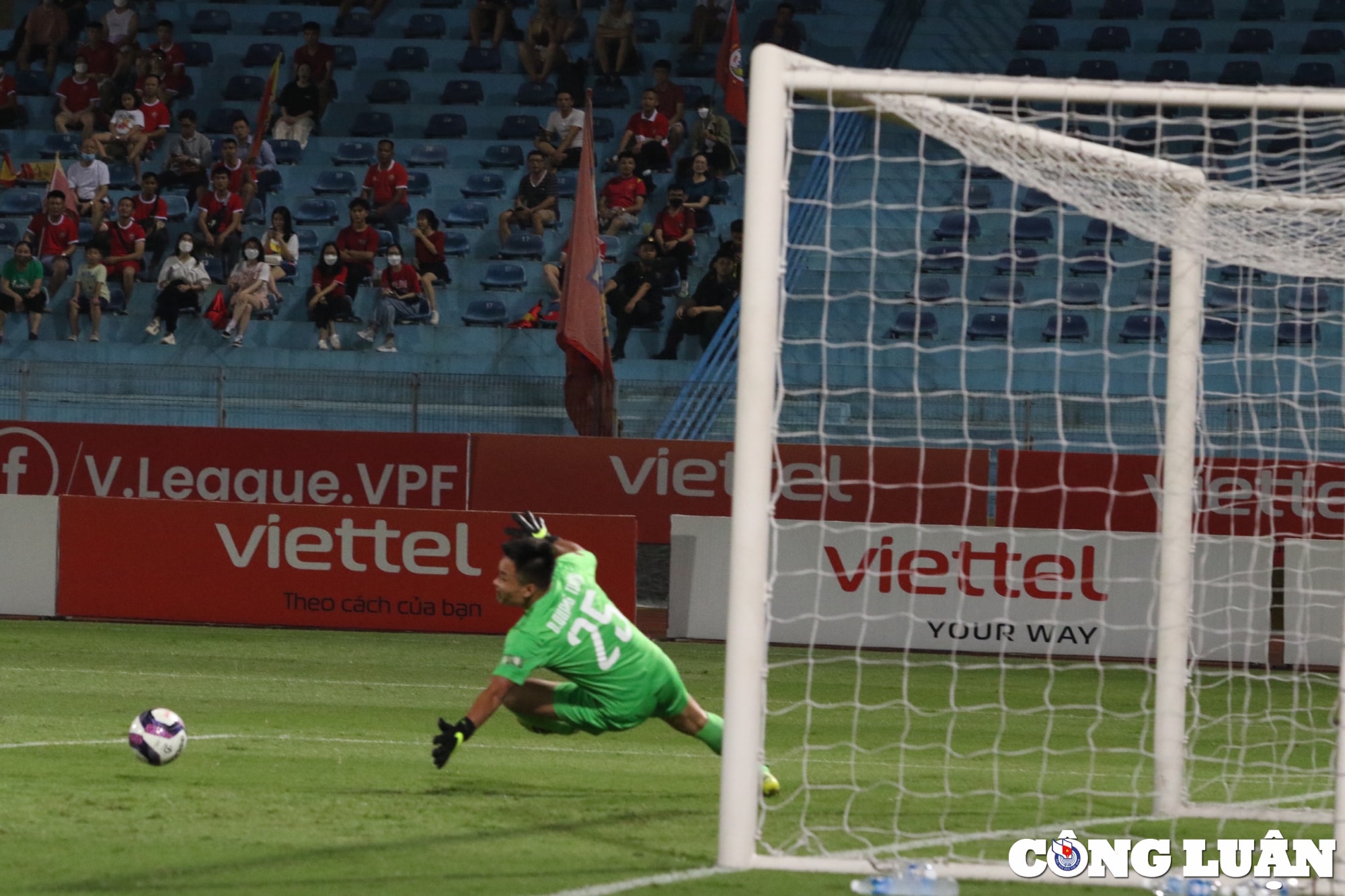 hang cong vo duyen viettel fc de thua 0 1 ha tinh tren san hang day hinh 7