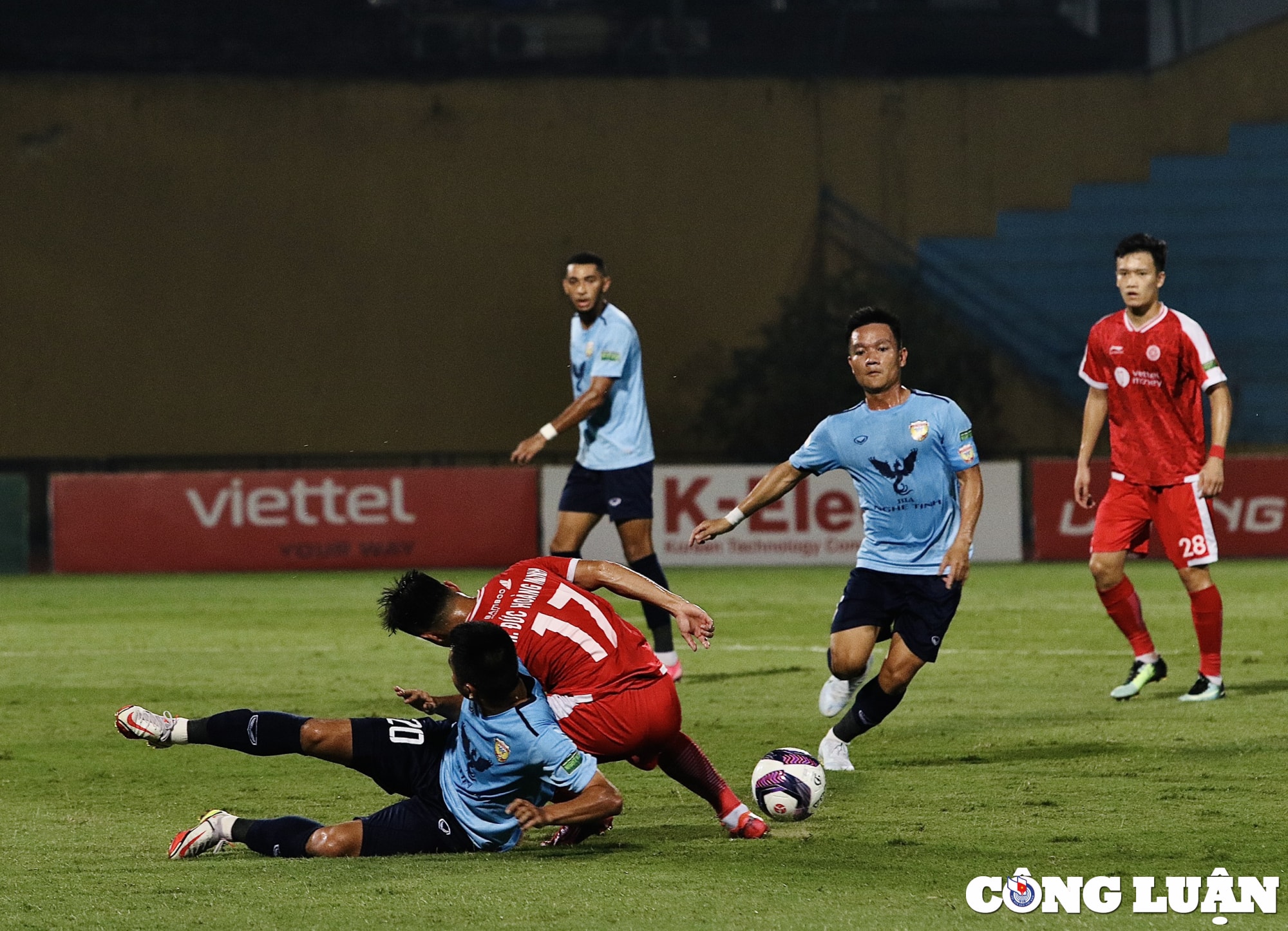 hang cong vo duyen viettel fc de thua 0 1 ha tinh tren san hang day hinh 4