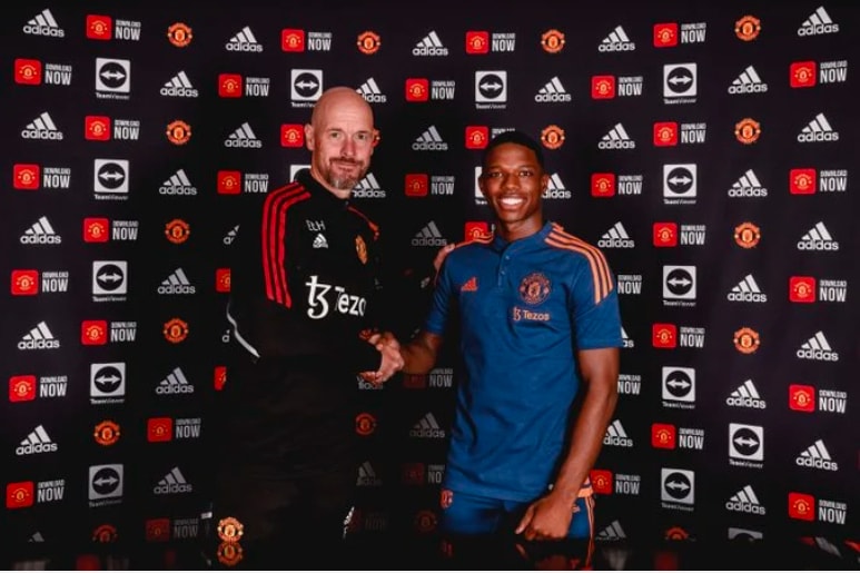 tyrell malacia chinh thuc gia nhap man utd hinh 1