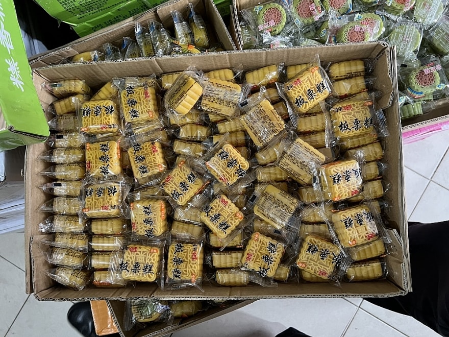 thu giu hon 5000 banh trung thu khong ro nguon goc tai thu phu hang gia la phu hinh 1