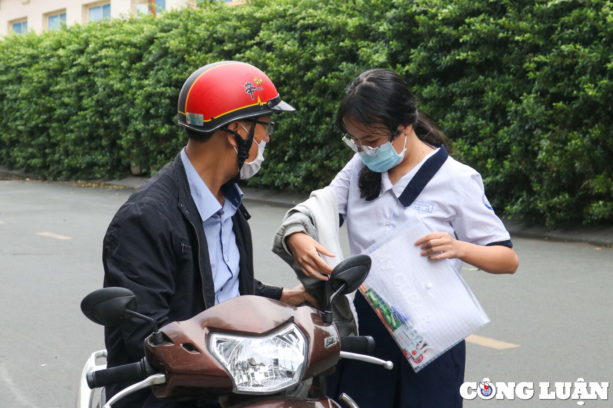 ky thi tot nghiep thpt quoc gia 2022 phu huynh hoi hop cho con thi mon dau tien hinh 5