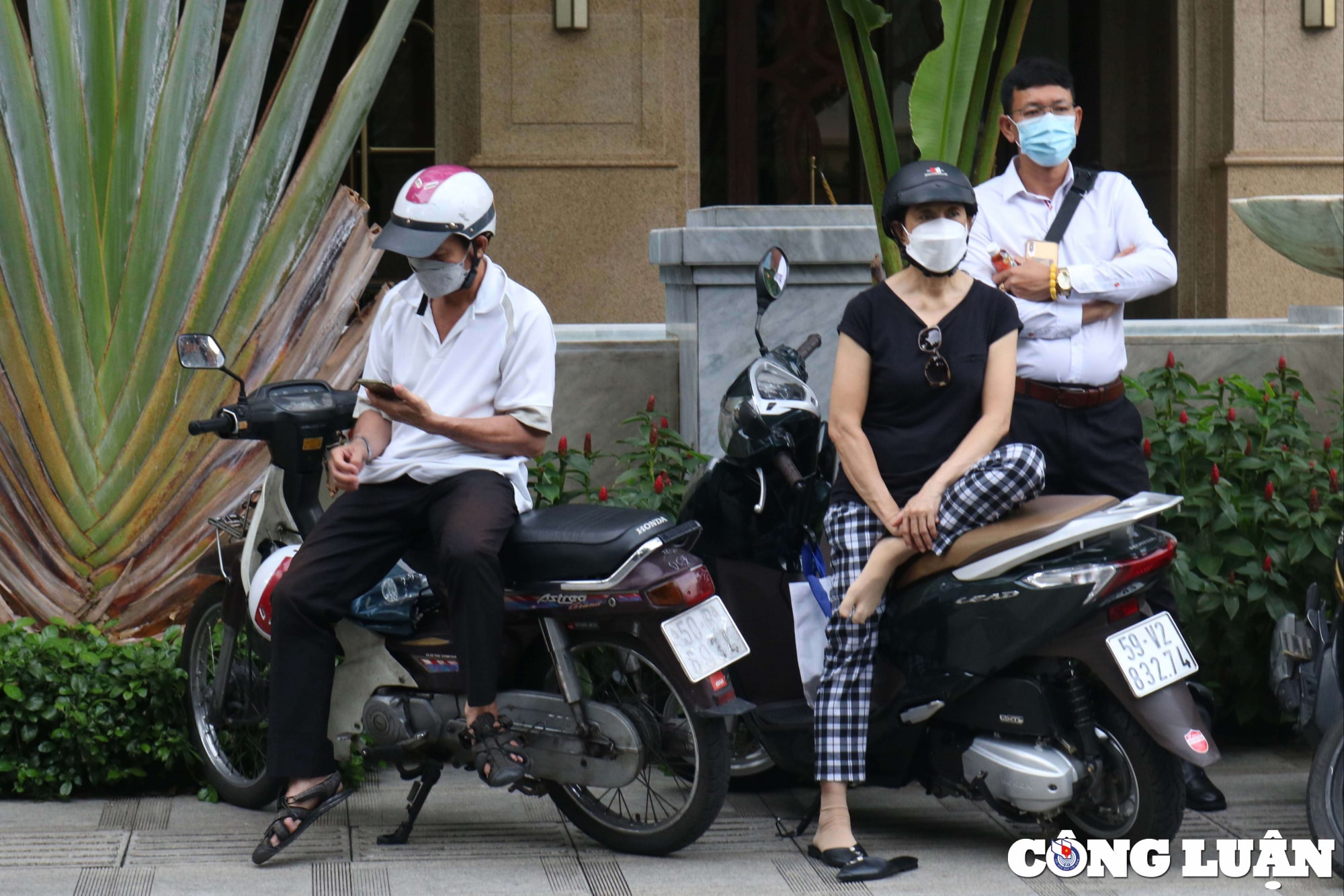 ky thi tot nghiep thpt quoc gia 2022 phu huynh hoi hop cho con thi mon dau tien hinh 4