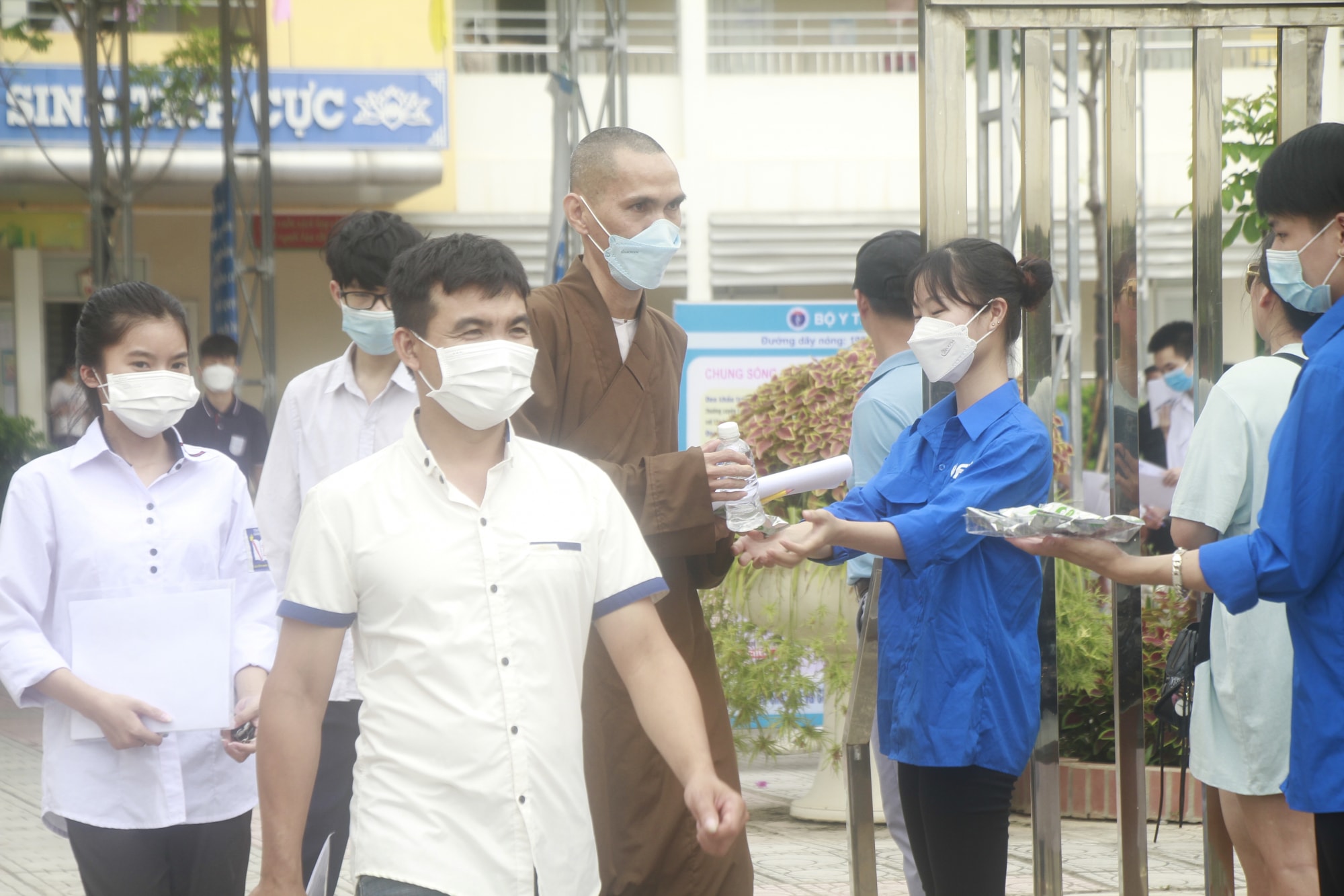 chiec thuyen ngoai xa vao de van nhieu thi sinh vui suong vi trung tu hinh 6