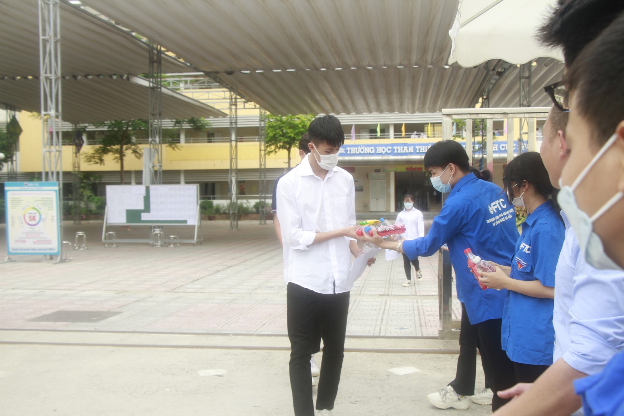 chiec thuyen ngoai xa vao de van nhieu thi sinh vui suong vi trung tu hinh 7