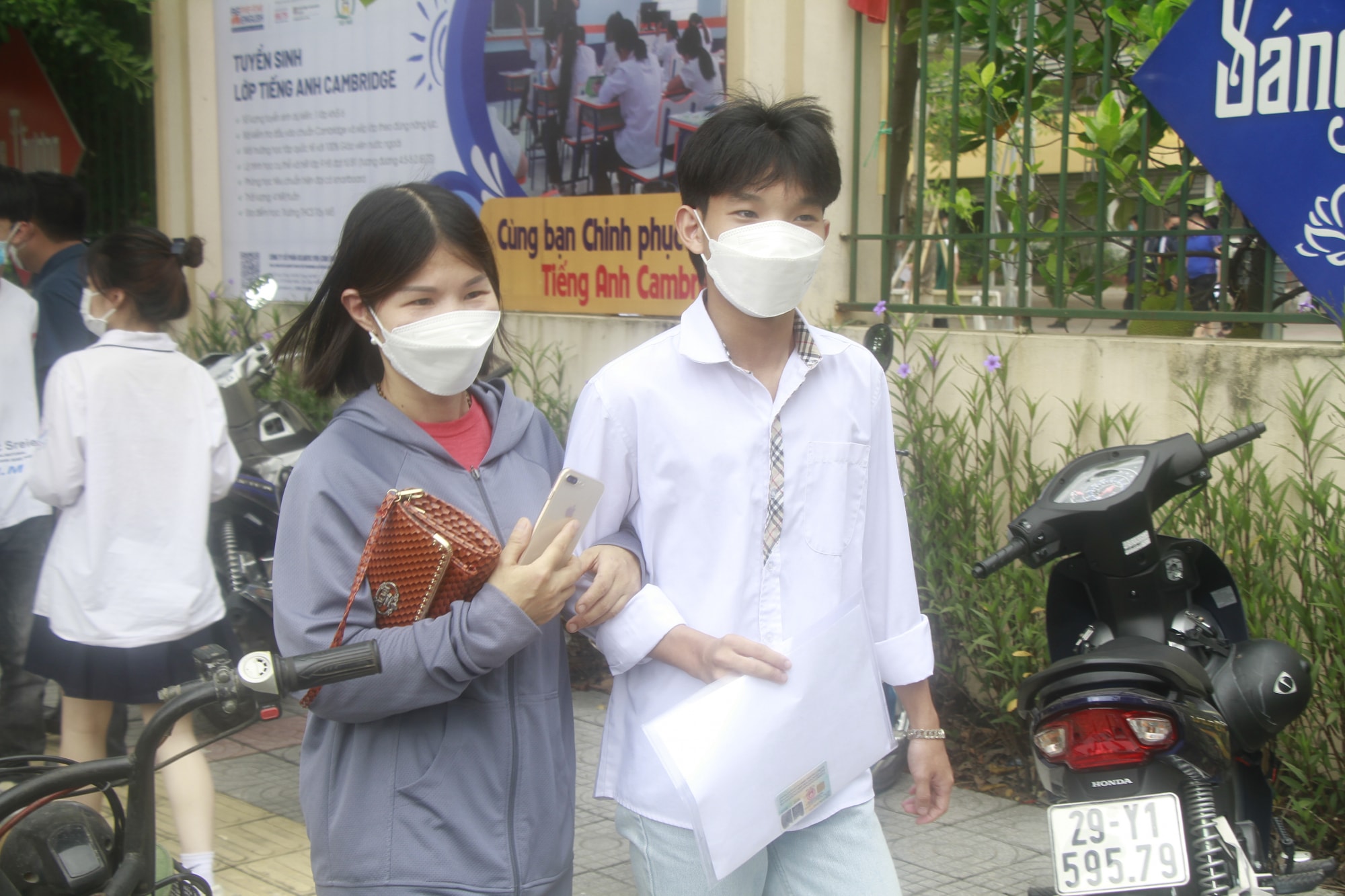 chiec thuyen ngoai xa vao de van nhieu thi sinh vui suong vi trung tu hinh 9