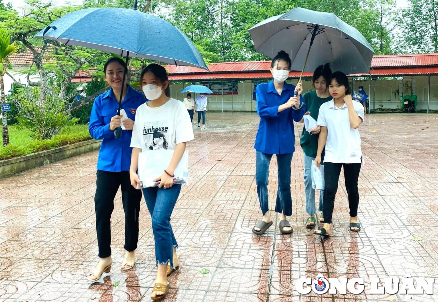 tinh nguyen vien tam trong con mua nang hat tiep suc cho cac si tu hinh 6