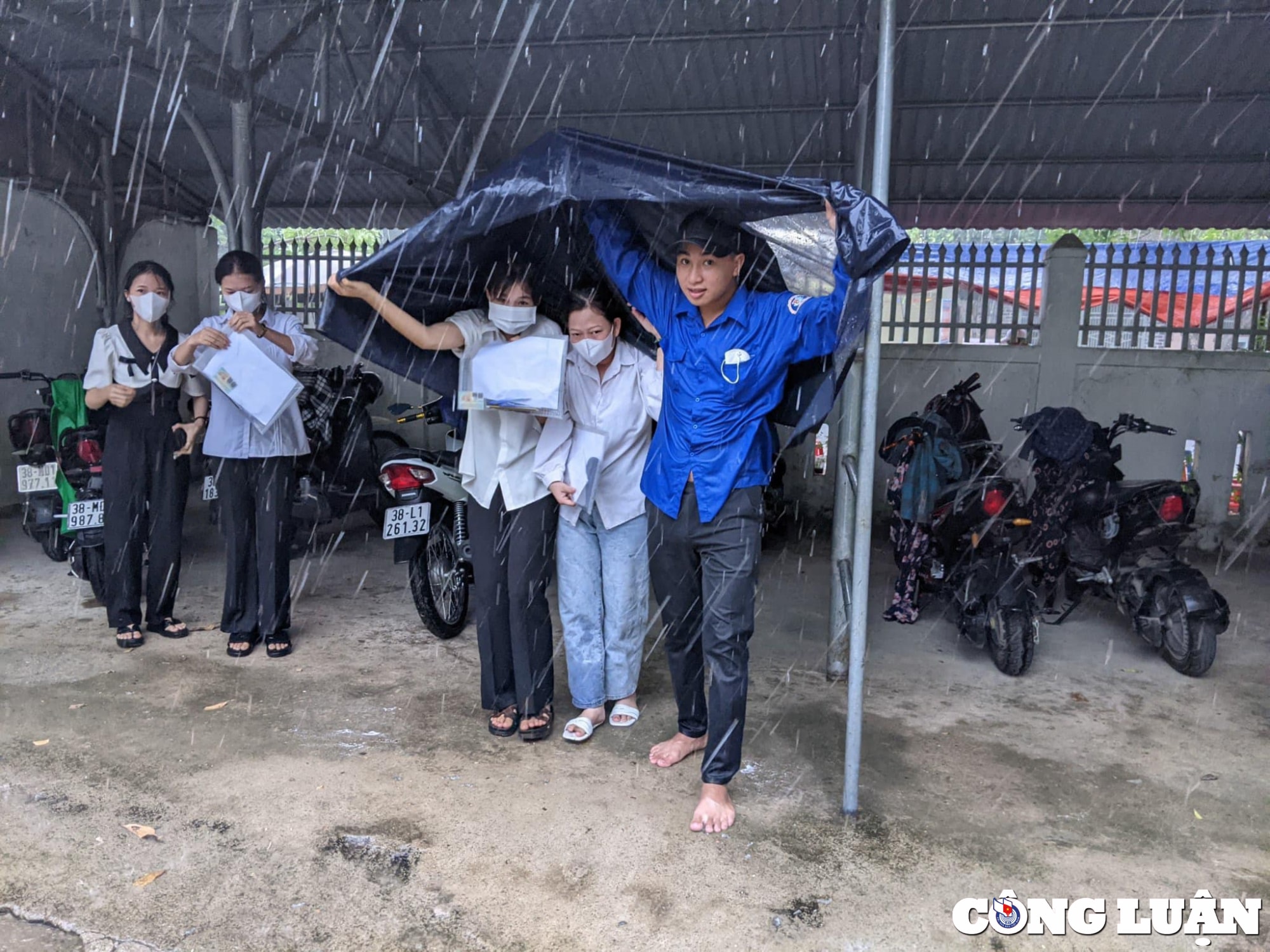 tinh nguyen vien tam trong con mua nang hat tiep suc cho cac si tu hinh 7