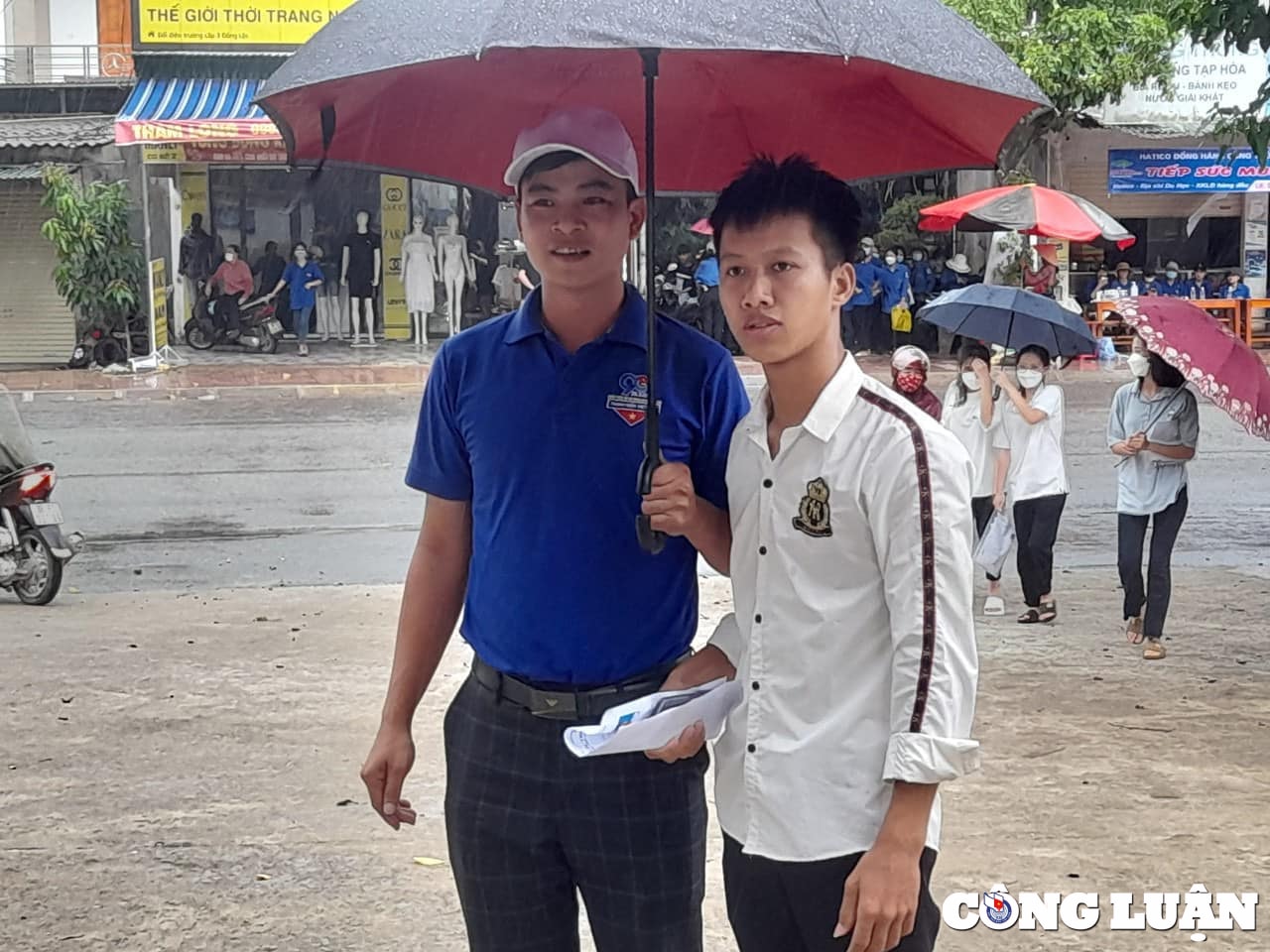 tinh nguyen vien tam trong con mua nang hat tiep suc cho cac si tu hinh 8