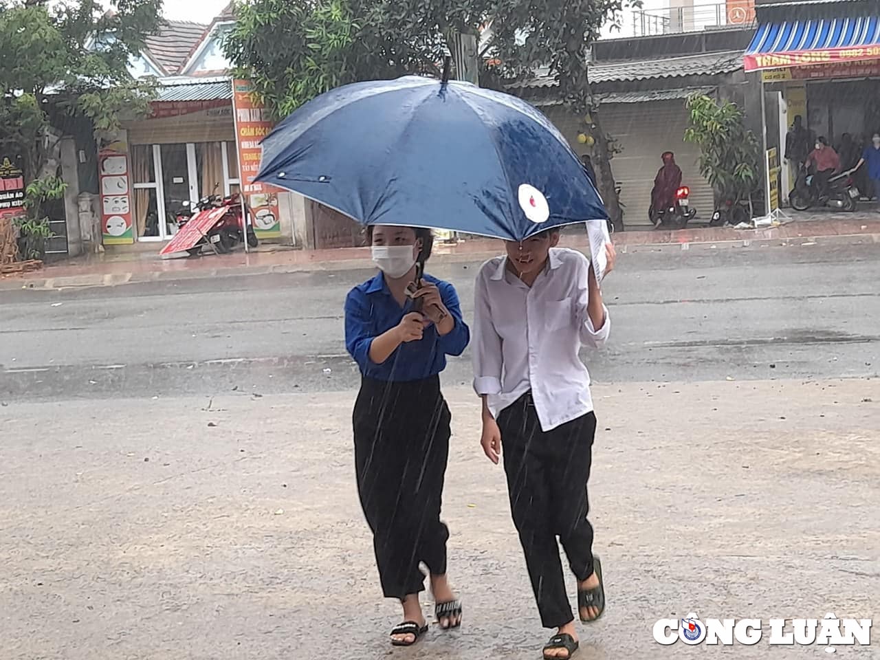 tinh nguyen vien tam trong con mua nang hat tiep suc cho cac si tu hinh 1