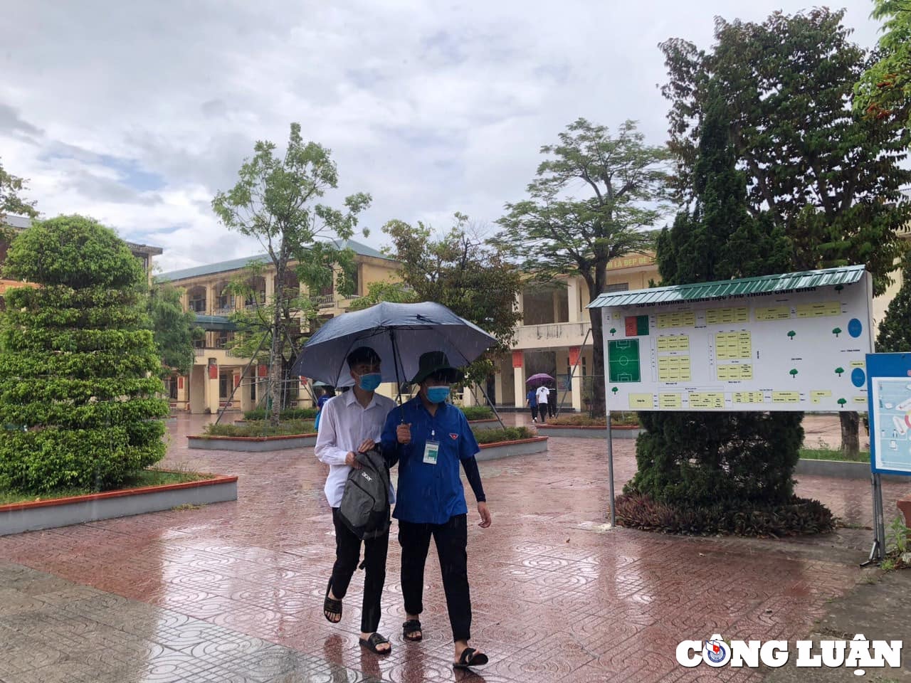 tinh nguyen vien tam trong con mua nang hat tiep suc cho cac si tu hinh 9