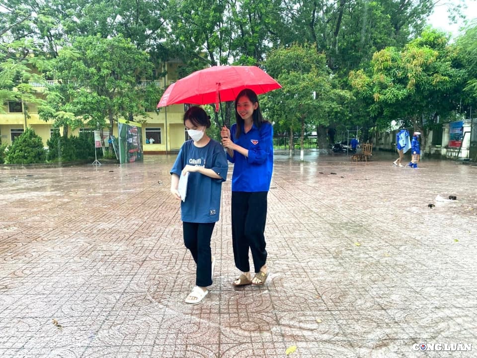 tinh nguyen vien tam trong con mua nang hat tiep suc cho cac si tu hinh 5