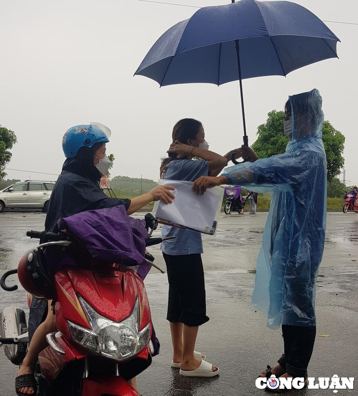 tinh nguyen vien tam trong con mua nang hat tiep suc cho cac si tu hinh 2