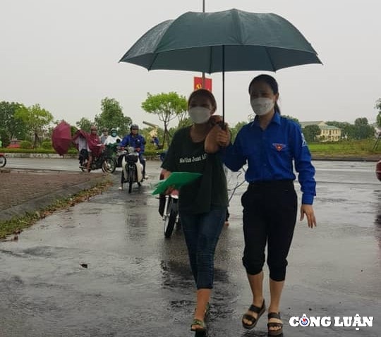 tinh nguyen vien tam trong con mua nang hat tiep suc cho cac si tu hinh 10