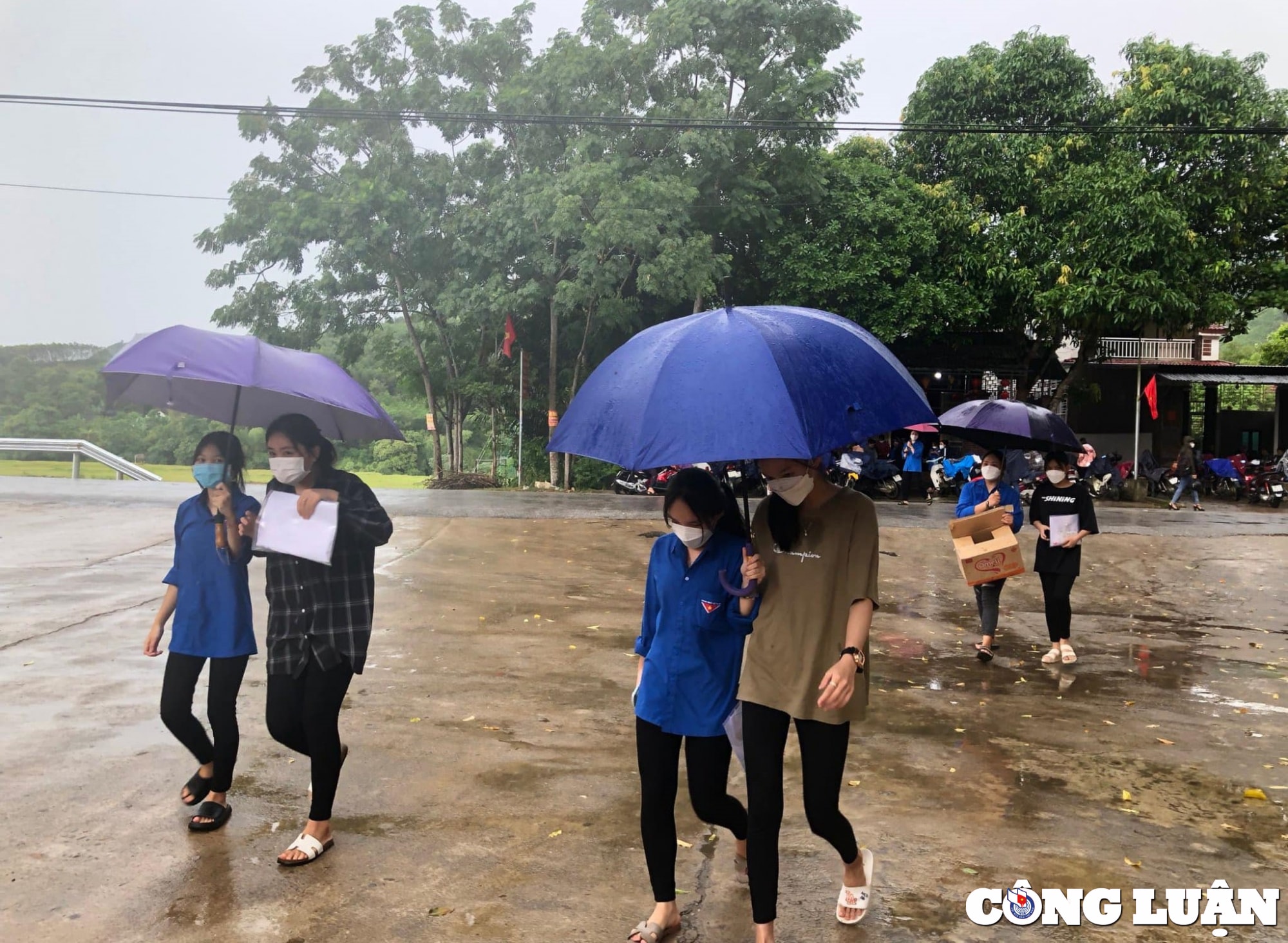 tinh nguyen vien tam trong con mua nang hat tiep suc cho cac si tu hinh 4