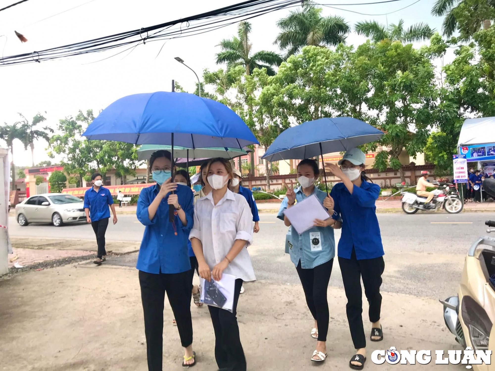 tinh nguyen vien tam trong con mua nang hat tiep suc cho cac si tu hinh 11