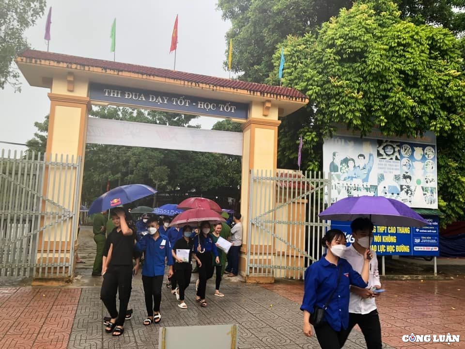 tinh nguyen vien tam trong con mua nang hat tiep suc cho cac si tu hinh 3