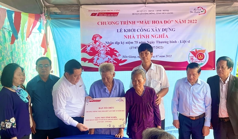 dong chi nguyen trong nghia trao nha tinh nghia cho cac gia dinh chinh sach tai tien giang hinh 1