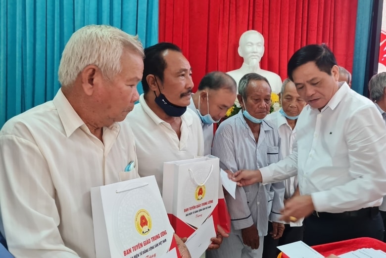 dong chi nguyen trong nghia trao nha tinh nghia cho cac gia dinh chinh sach tai tien giang hinh 2