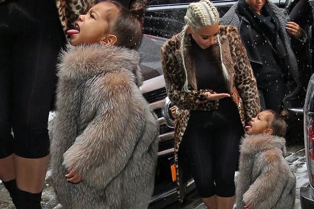 con gai kim kardashian to ra kho chiu khi bi chup anh tai san dien thoi trang hinh 4