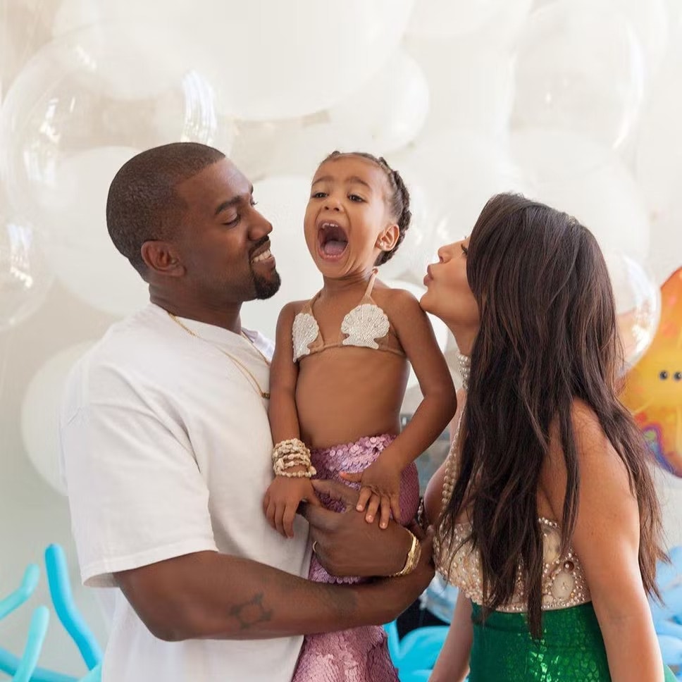 con gai kim kardashian to ra kho chiu khi bi chup anh tai san dien thoi trang hinh 3