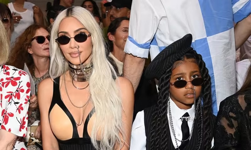 con gai kim kardashian to ra kho chiu khi bi chup anh tai san dien thoi trang hinh 2