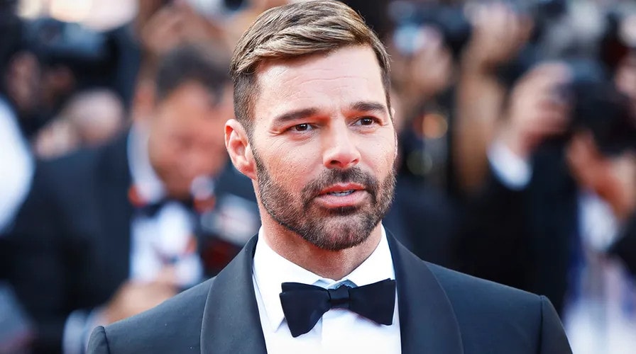 ricky martin bi to bao hanh gia dinh hinh 1