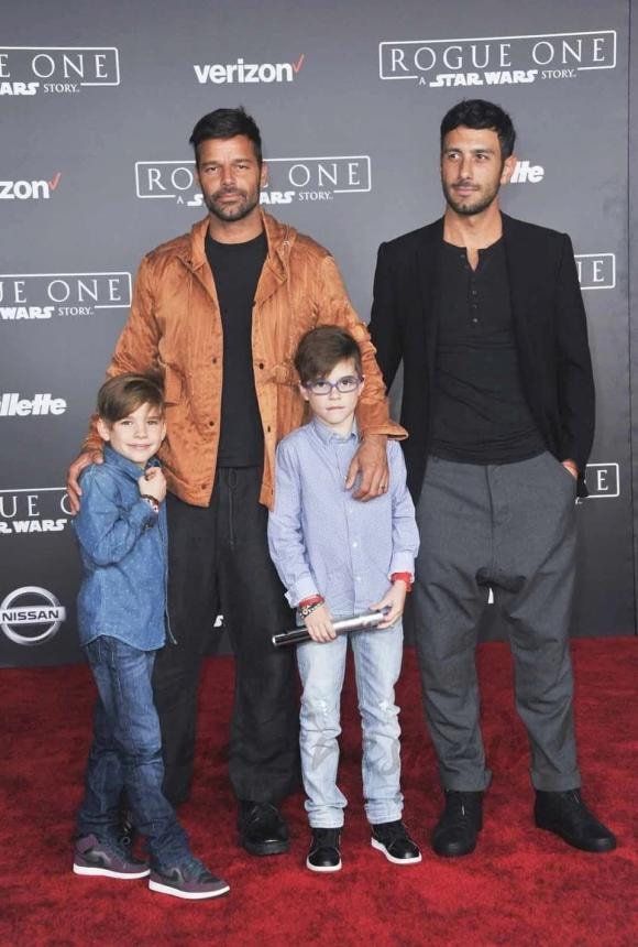 ricky martin bi to bao hanh gia dinh hinh 3