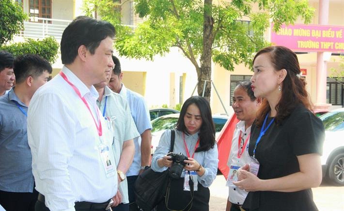 thi tot nghiep thpt 2022 cham ngu van neu chenh lech 1 diem phai moi giam khao doi chat hinh 1