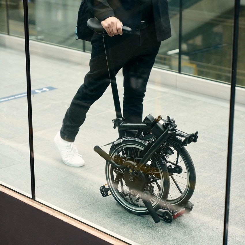 xe dap dien banh gap sieu nhe cua brompton co gia hon 100 trieu dong hinh 1