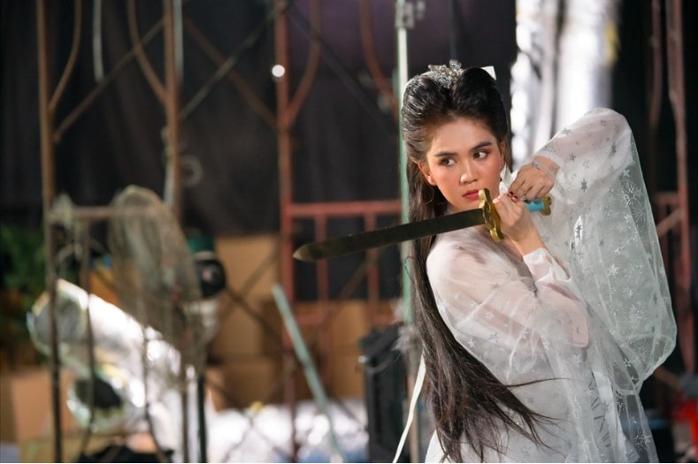 nu hoang noi y ngoc trinh gay chu y voi tao hinh giong tieu long nu hinh 1
