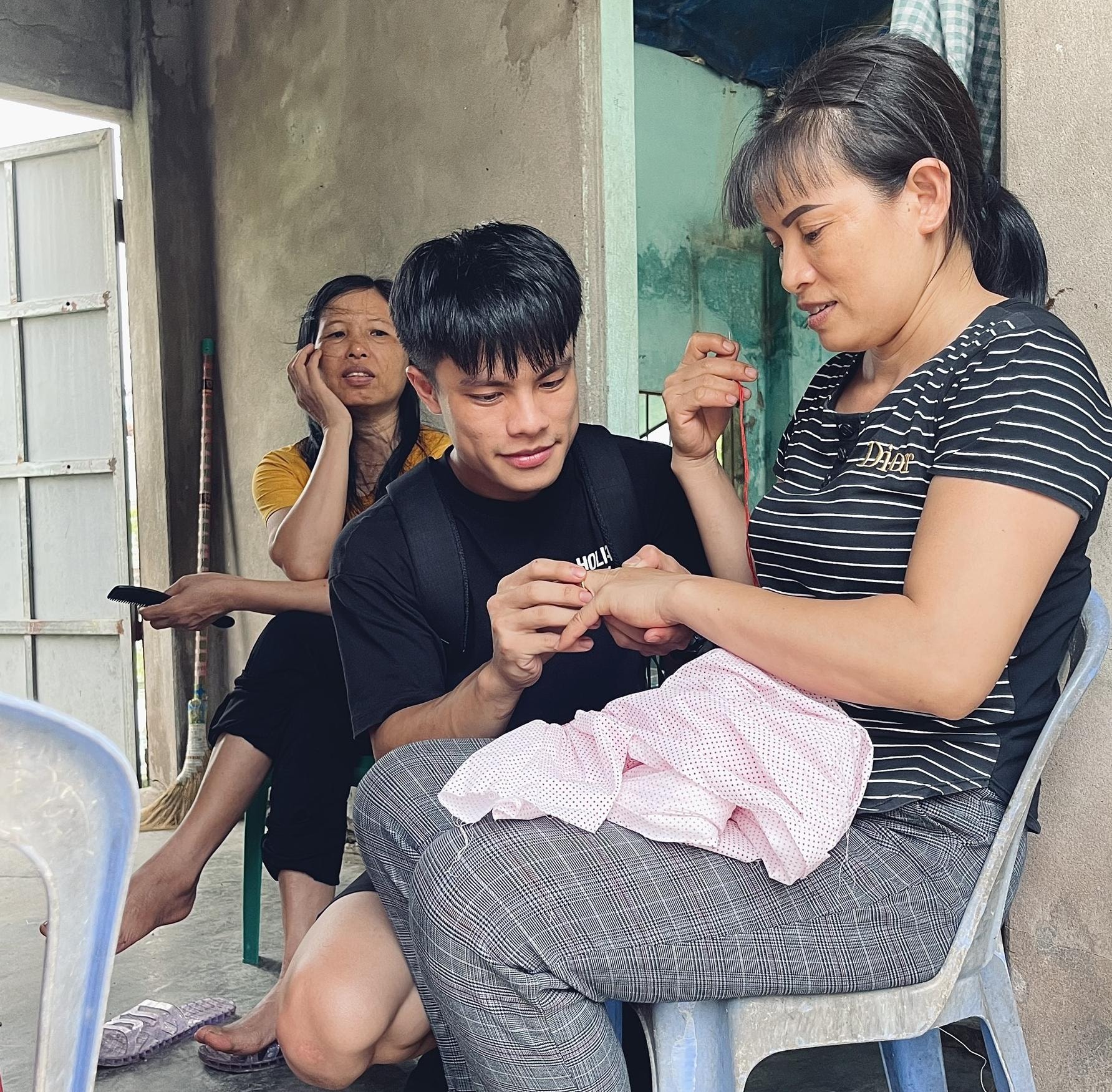 tu huong dan vien du lich chang trai 9x thanh tho che tac trang suc bang bu long oc vit hinh 10