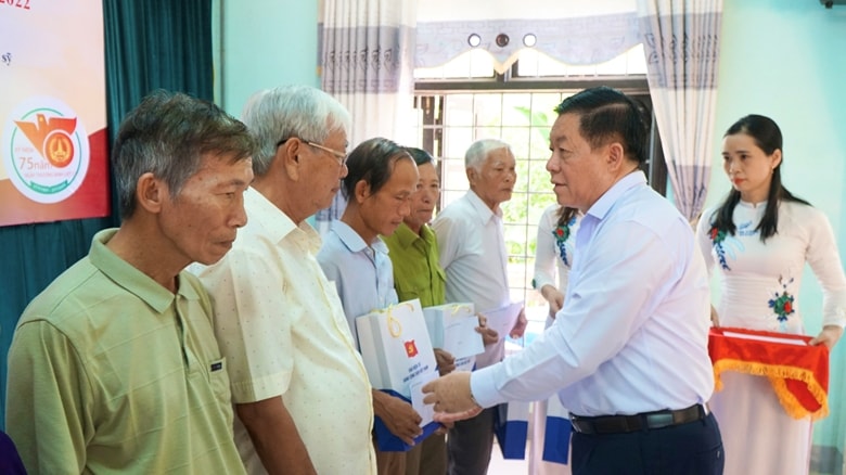 truong ban tuyen giao trung uong tang qua cac gia dinh chinh sach tai tinh quang tri hinh 1