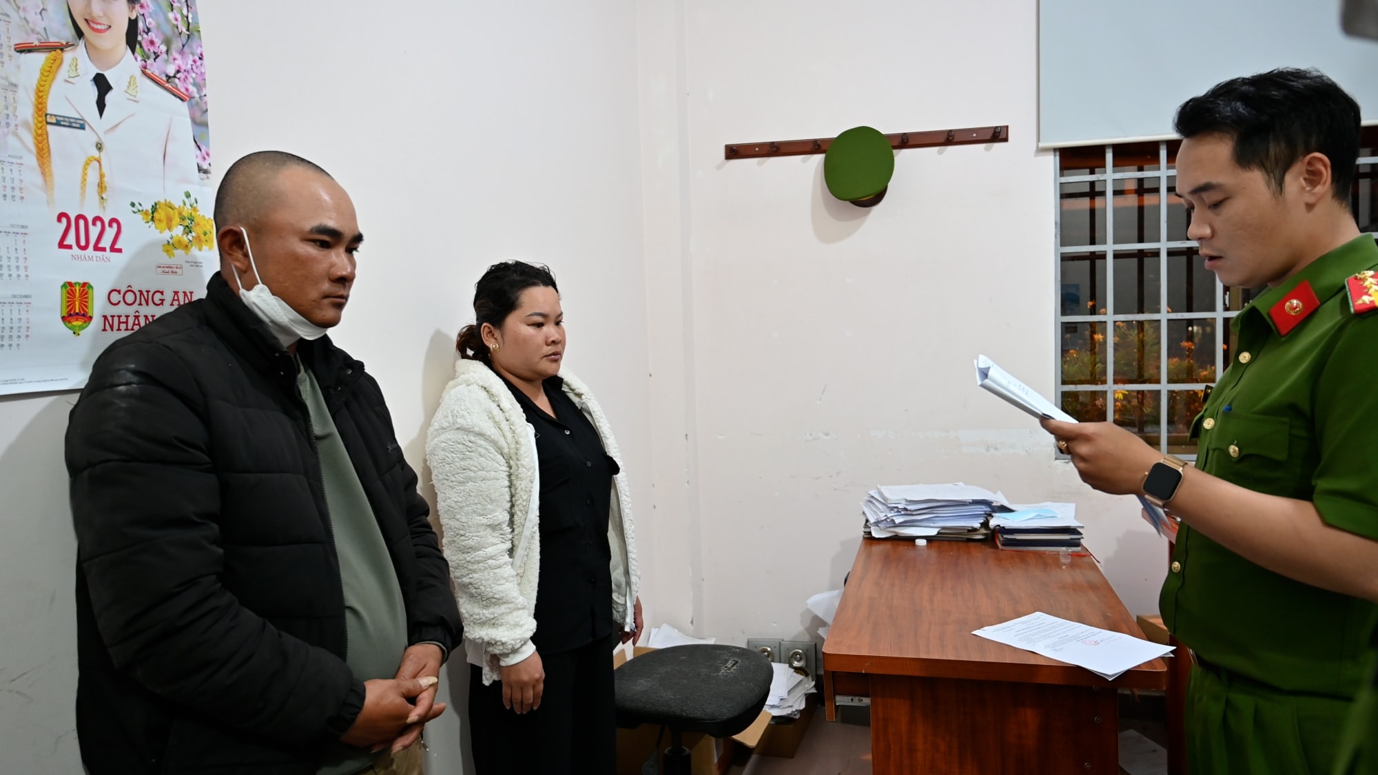 khoi to nhom nguoi cam hung khi truy duoi nhau truoc thung lung tinh yeu hinh 1