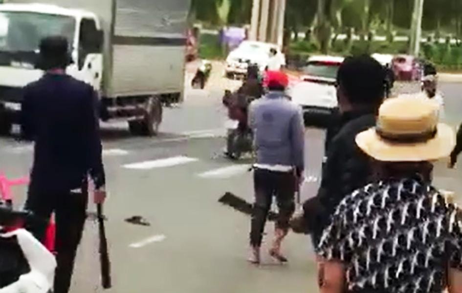 khoi to nhom nguoi cam hung khi truy duoi nhau truoc thung lung tinh yeu hinh 2