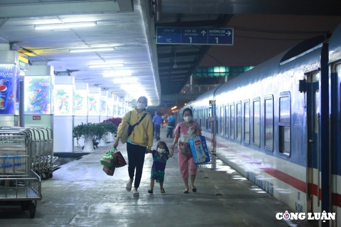 duong sat chay them nhieu doan tau khach trong thang 8 hinh 1