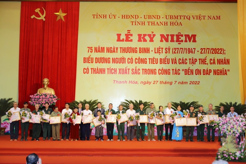 thanh hoa trao bang khen cho 165 nguoi co cong than nhan nguoi co cong voi cach mang tieu bieu hinh 1