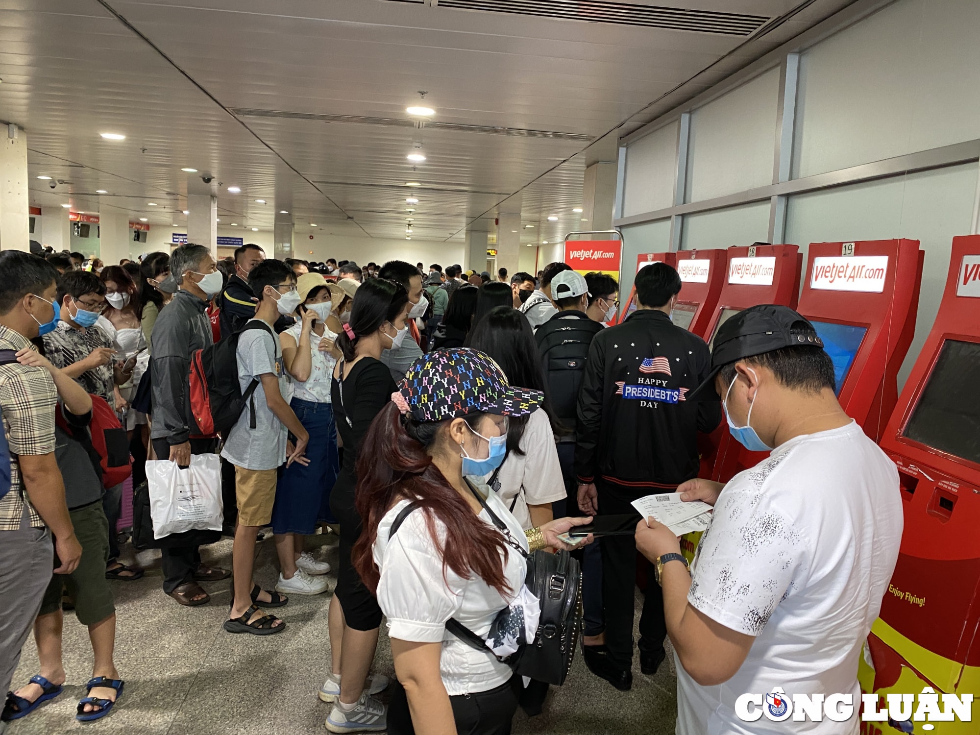 mua du lich san bay tan son nhat don hang tram nghin luot khach hinh 5