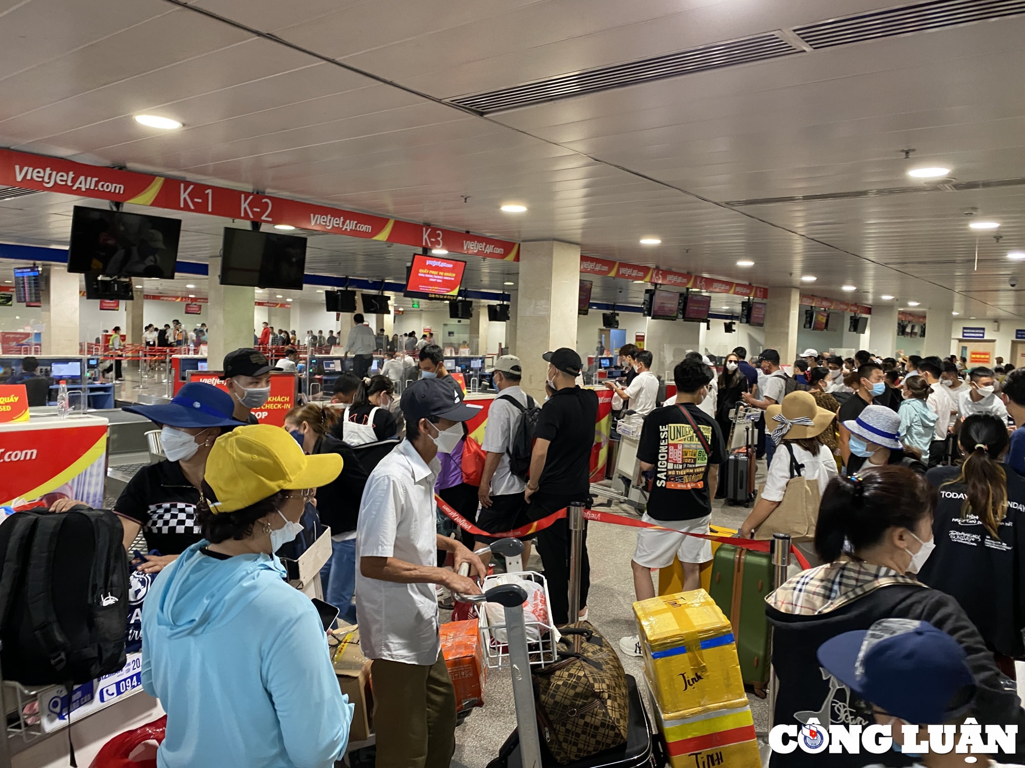 mua du lich san bay tan son nhat don hang tram nghin luot khach hinh 3