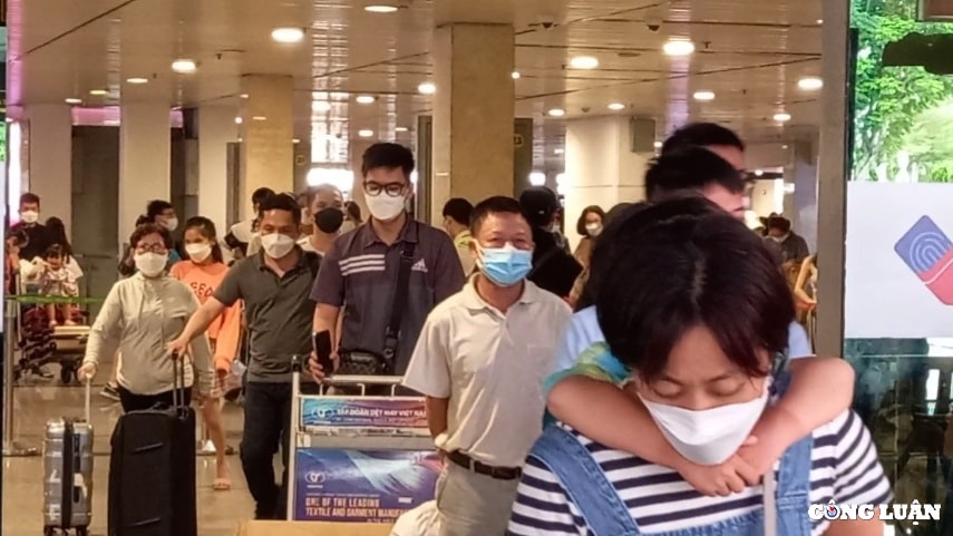 mua du lich san bay tan son nhat don hang tram nghin luot khach hinh 7