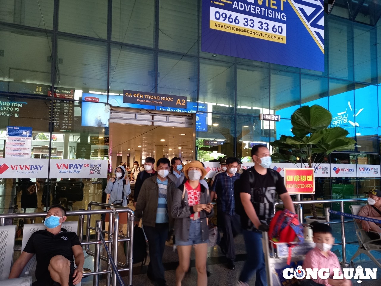 mua du lich san bay tan son nhat don hang tram nghin luot khach hinh 1