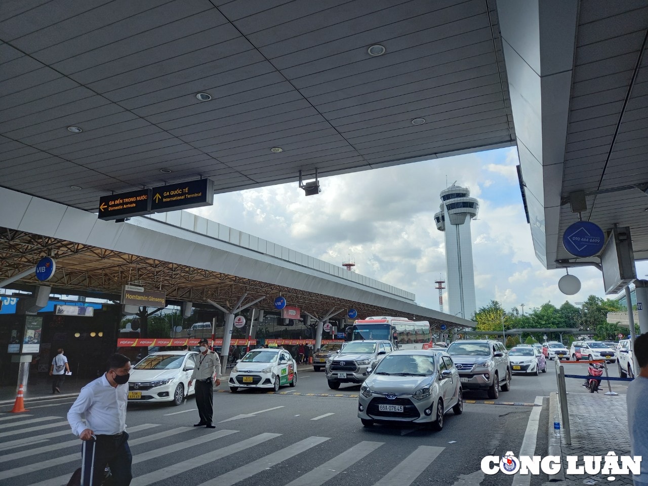 mua du lich san bay tan son nhat don hang tram nghin luot khach hinh 8
