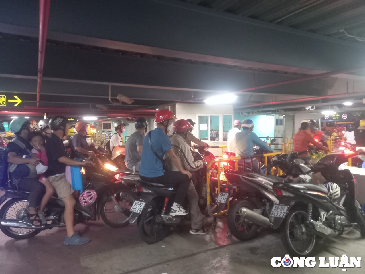 mua du lich san bay tan son nhat don hang tram nghin luot khach hinh 9
