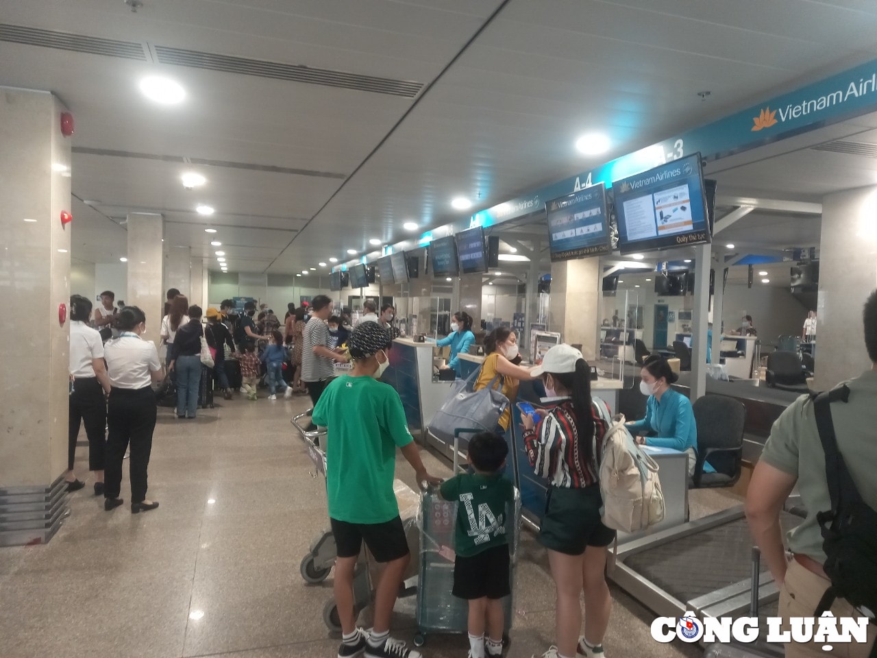 mua du lich san bay tan son nhat don hang tram nghin luot khach hinh 6